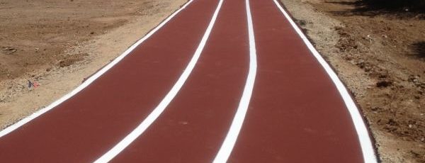 מסלול ריצה חדש בצבע אדום עם פס לבן באמצע